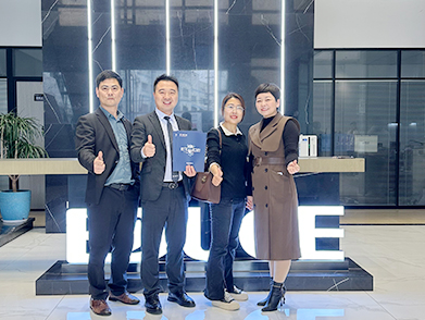 伊盾門窗加盟合影