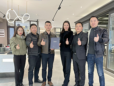 加盟伊盾門窗合影